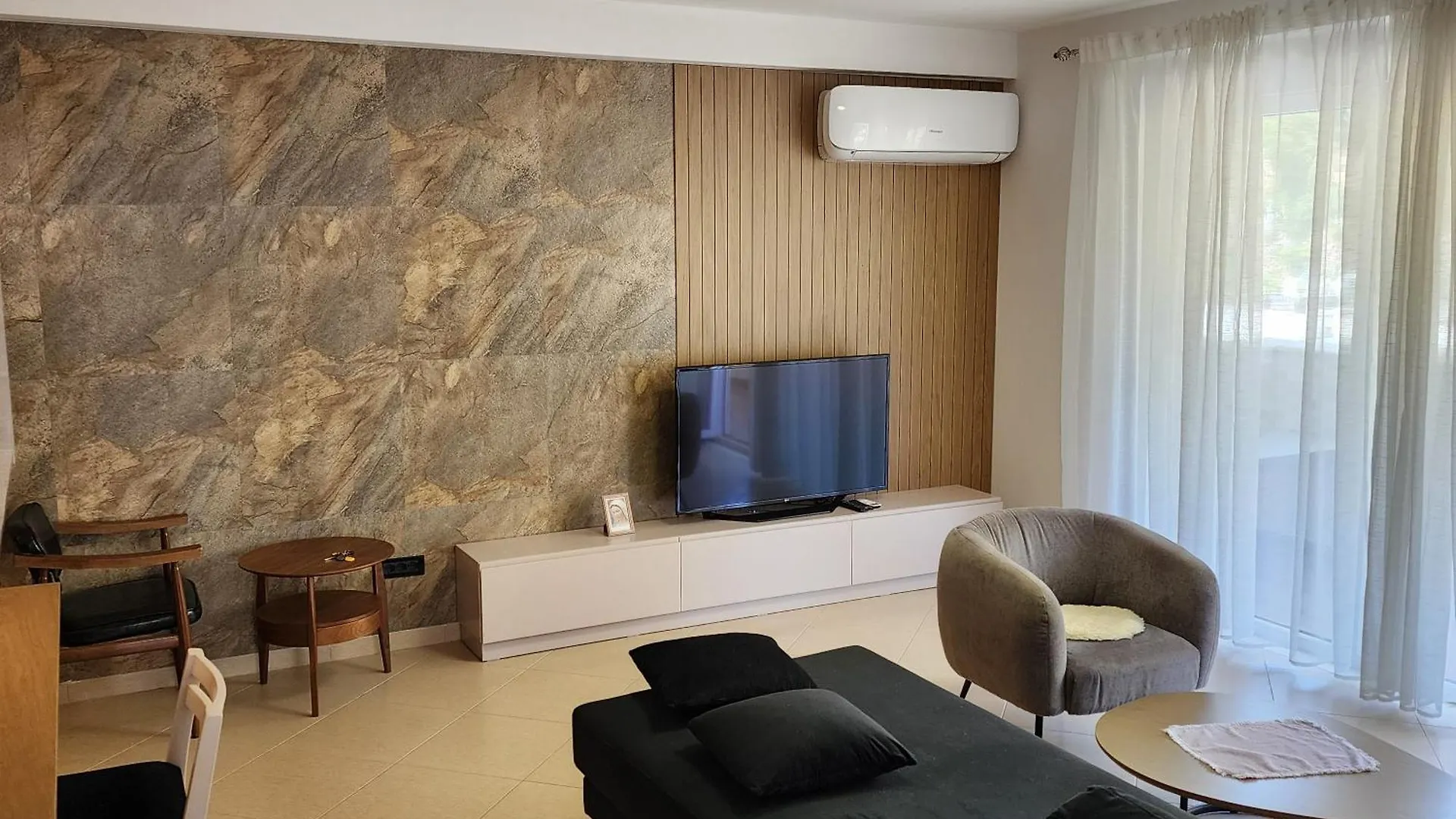 Luxurious Apartment In Shëngjin 0*,